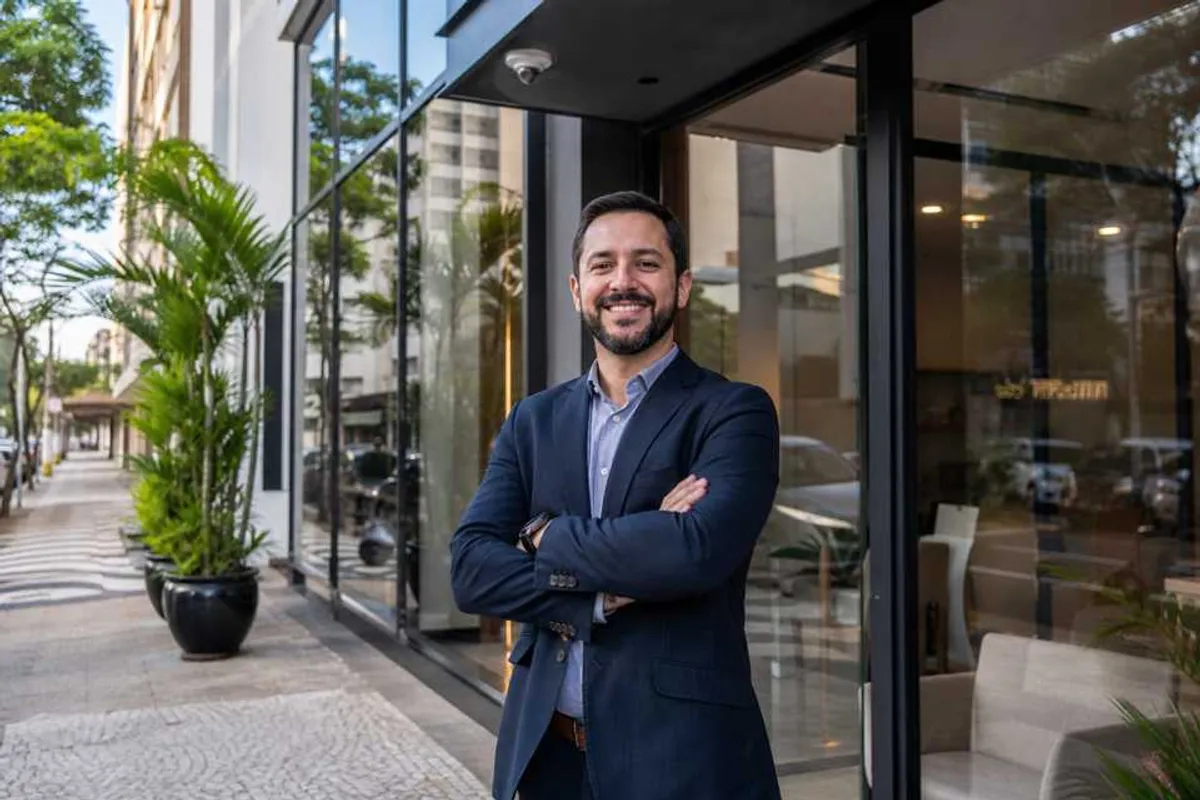 Empresário à frente de seu comércio protegido por seguro empresarial em Rio Verde