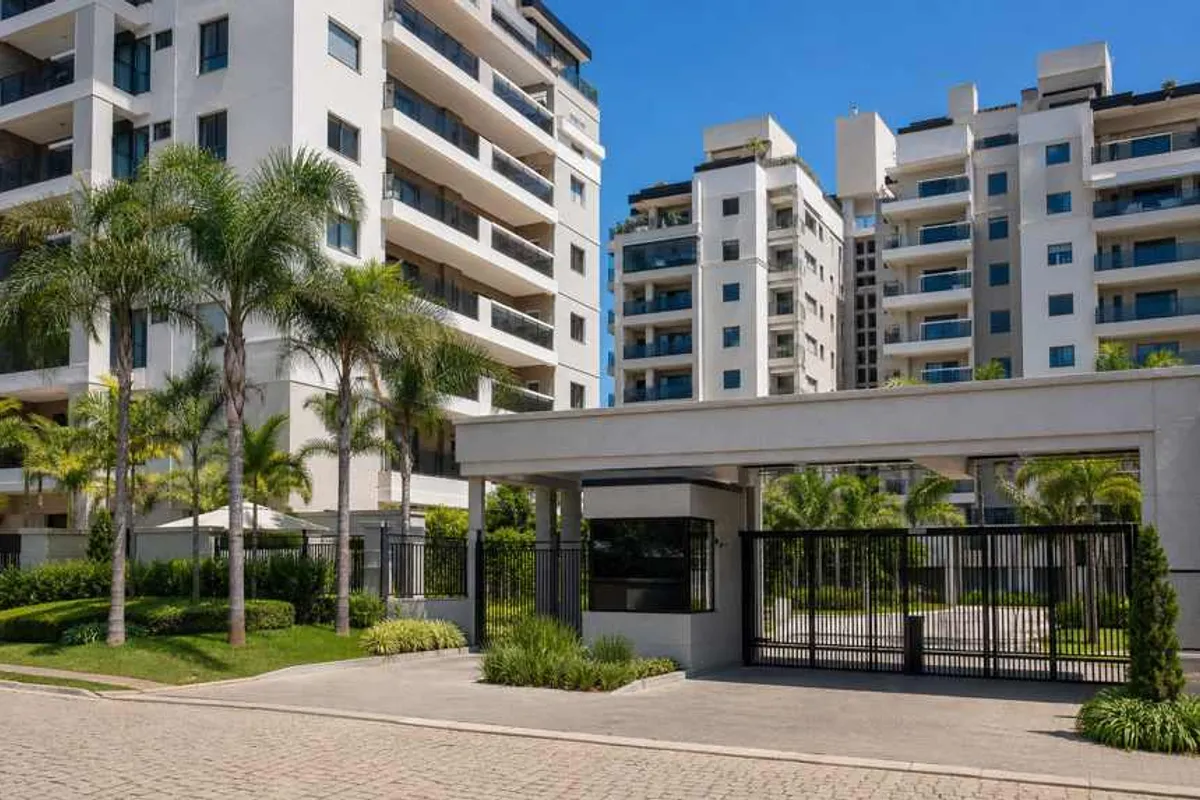 Corretor de seguros apresentando plano de previdência privada a um casal em Rio Verde